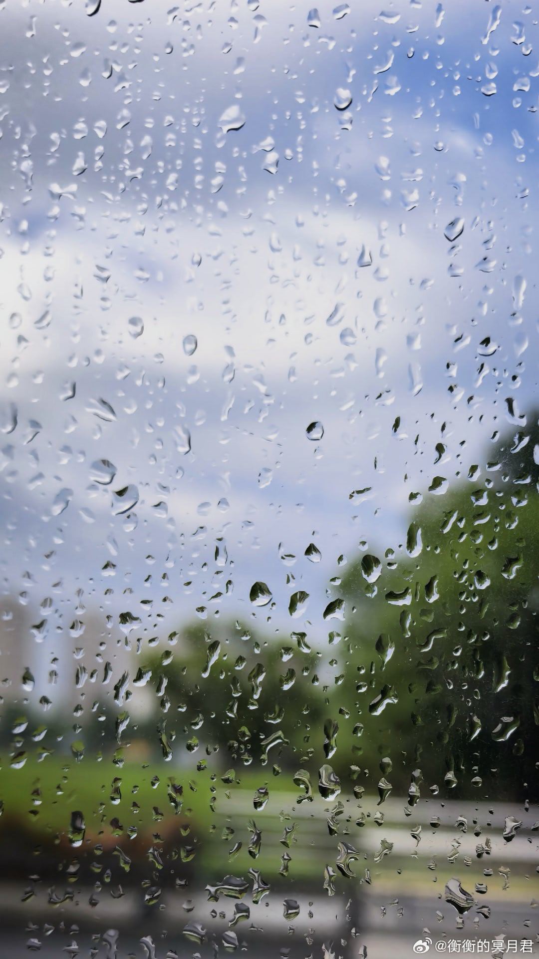 风雨交加通勤路，满身疲惫赴朝暮。纵有万般奔波苦，只为人间碎银渡。 