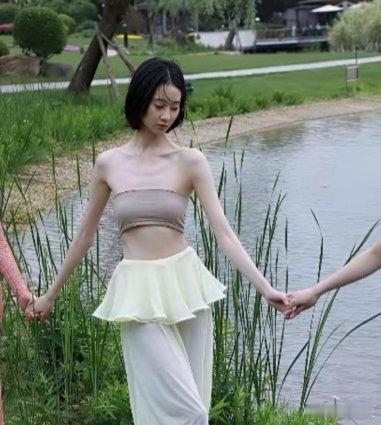 网友给张艺凡的身材发明了个新词~骨瘦如针幺妹比在硬糖时期瘦了好多，内娱做女演员真