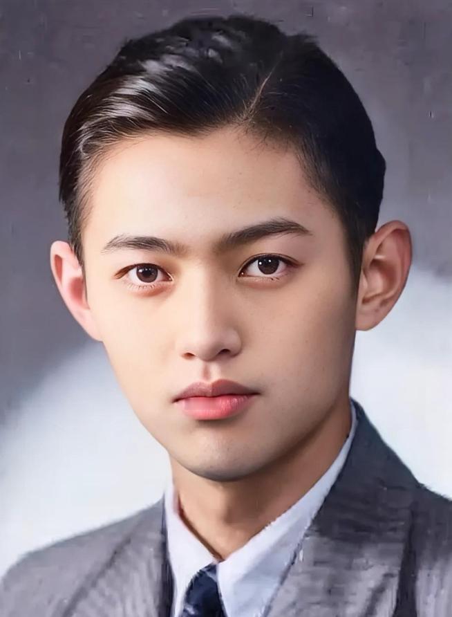 下图这位有着神仙颜值的男子不是别人，正是中国地质学之父李四光的女婿邹承鲁，他也是