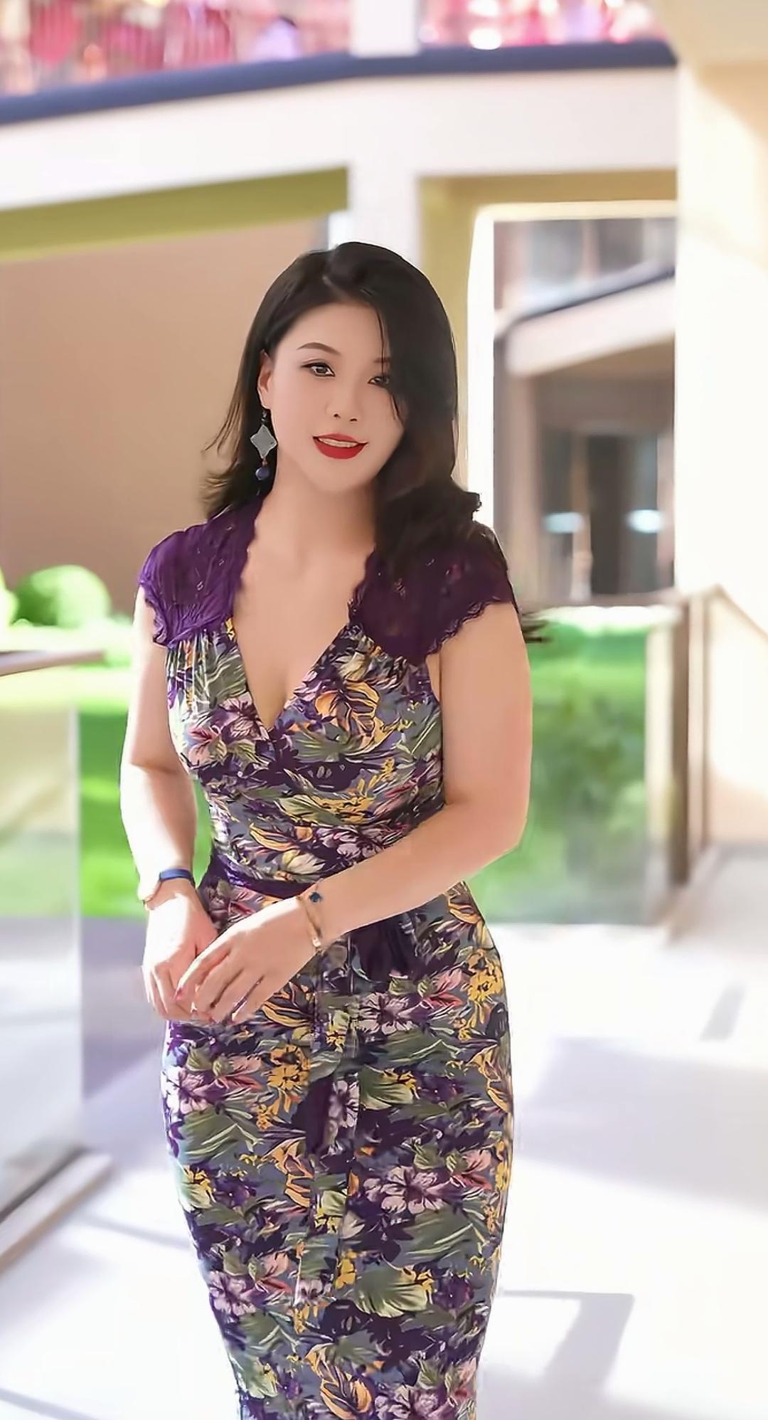 这姑娘穿着花裙子，真漂亮！