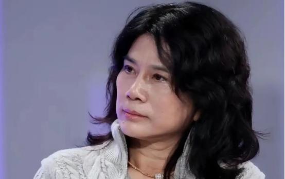 亲哥哥躺在病床上，身体状况危急，董明珠掏出钱赶到跟前。“我现在理解你了！” 二十