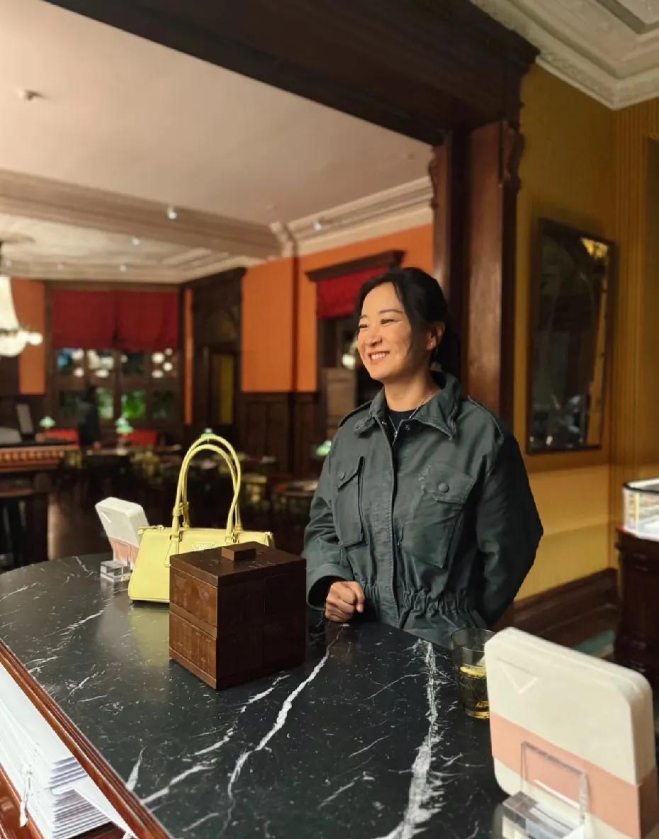 贾玲在Prada荣宅庆生，笑容灿烂。现在每每谈到她就只会说体重，大家可能已经忘记