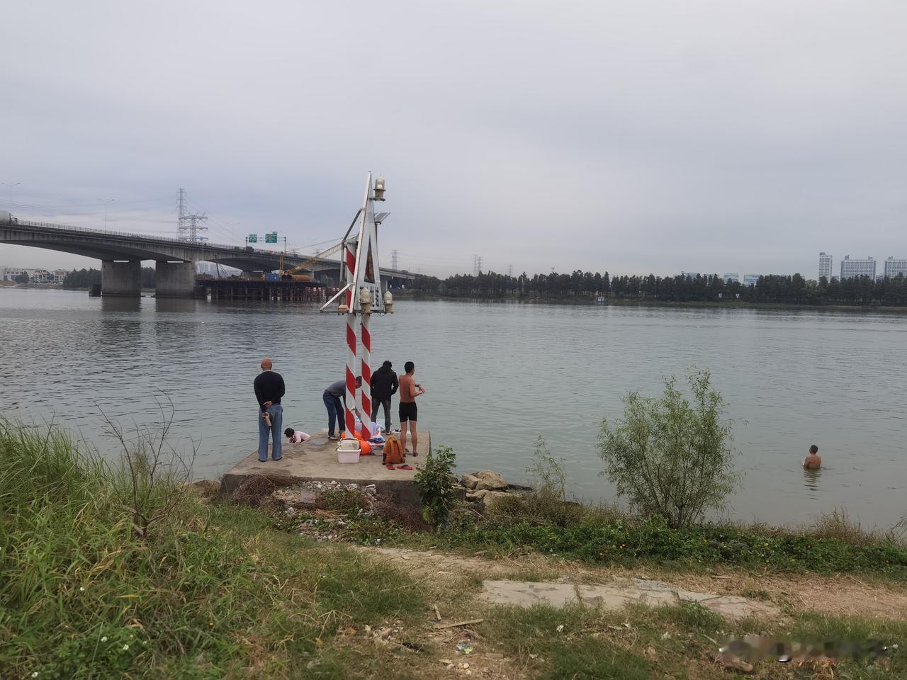 南方的冬天虽然姗姗来迟，
但冬泳的人仍然兴致勃勃！
瞧，河边公路旁停放的车辆，