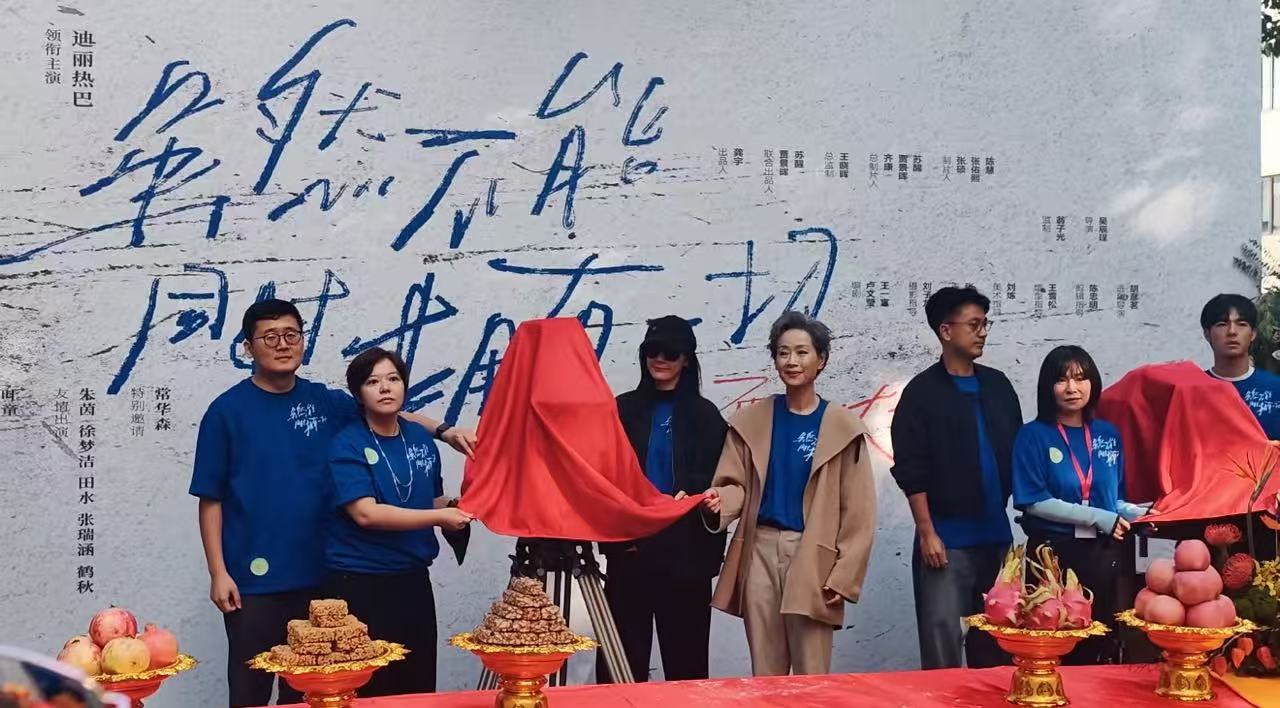 迪丽热巴叶童开机路透迪丽热巴叶童开机同框 期待虽然不能同时拥有一切！[流鼻血][