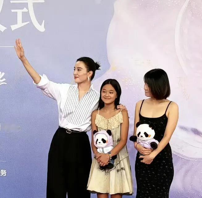 12岁拿百花奖新人提名，全网却在吵她够不够白。曾慕梅演《好东西》里的王茉莉拿到第