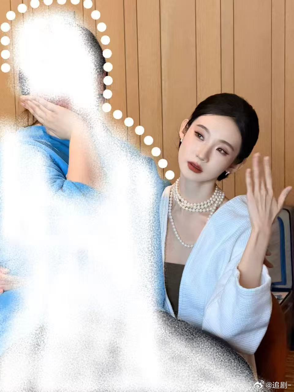 化妆师坐张艺凡腿上补妆 笑疯了，不止化妆师坐腿上，张艺凡脾气也太好了吧，全程温顺