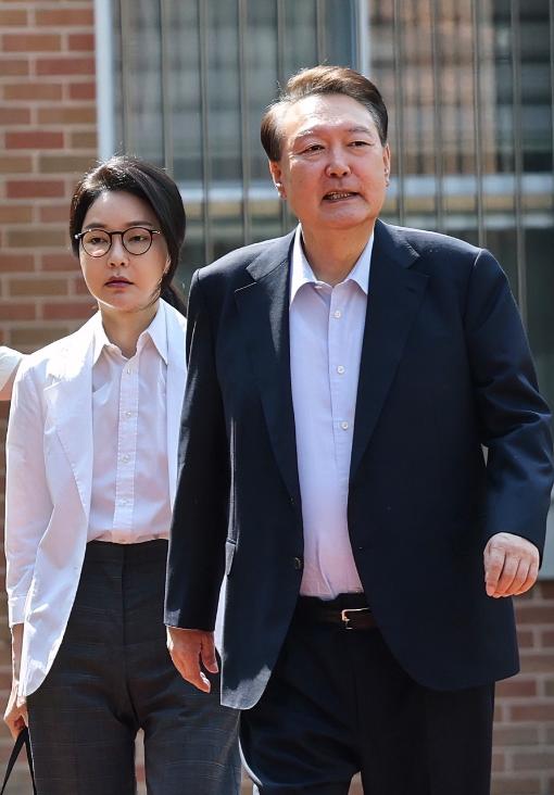 突发消息！韩国前总统被判无期徒刑加30年后，又增加7年刑期。刚刚，韩国前总统尹锡
