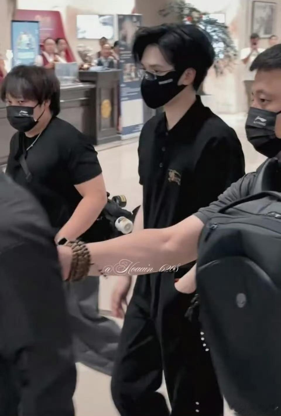 严浩翔请你把这套的自拍发出来好吗？