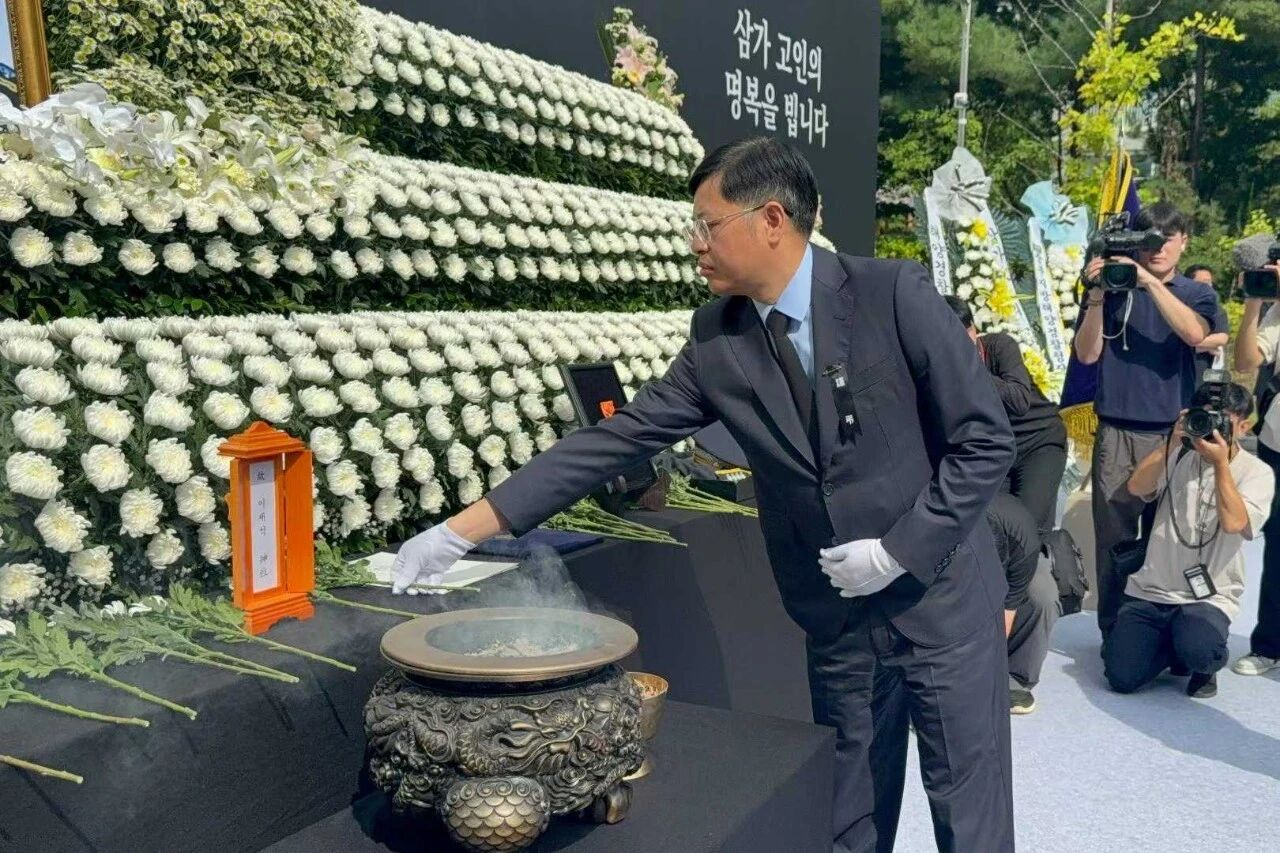 目前 x 上就日韩的内容看着还正常些了。。。中国指派公使衔参赞兼总领事钟洪糯出席