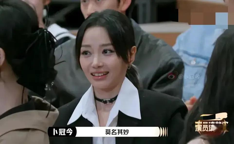 夸一个演员头发好看，确实挺莫名其妙，一看就是不熟啊，打个招呼就好了啊。即使两个人