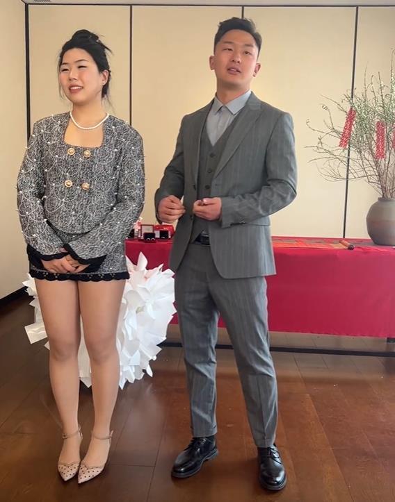 河南一女子因订婚穿着太暴露引发热议。
众所周知，订婚也是人一生中非常重要的时刻，