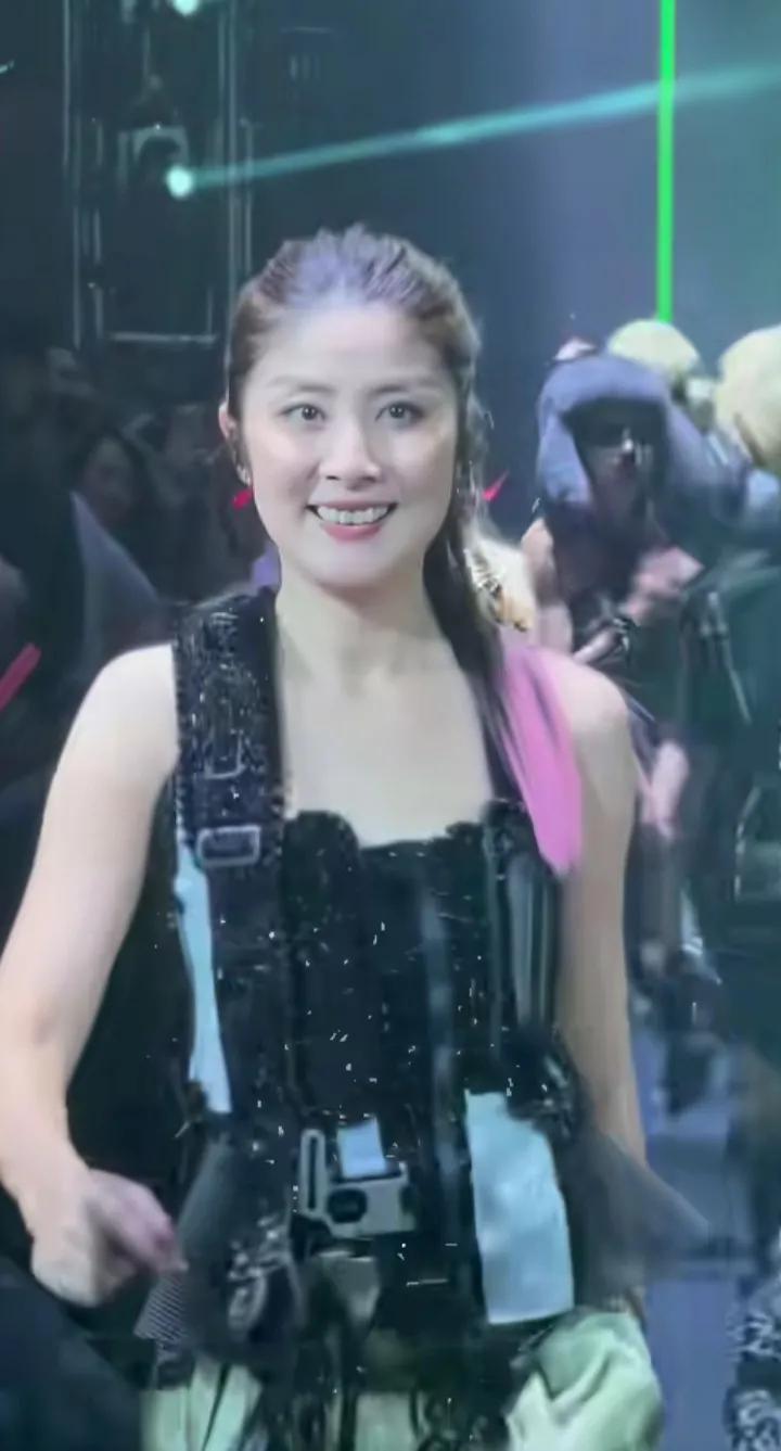 小时候听《日记本》长大的[捂脸]好女孩，一辈子没有绯闻[赞][赞][赞]这个穿搭
