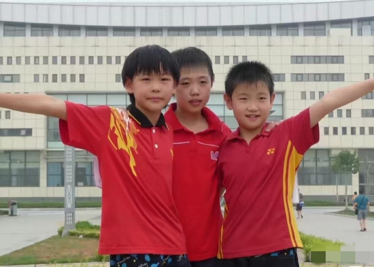 大半夜看到一张莎莎照片，惊到了!
这时候莎莎大概八九岁，圆脸。和朋友一起搭肩搭背