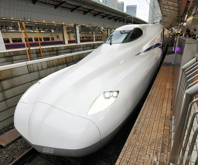 下图为日本的N700S高速动车组，乳白色涂装，超级漂亮！

N700S高速动车组