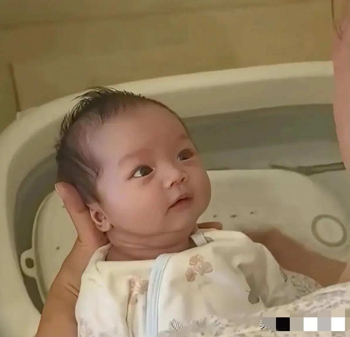 小菲跟筱梅的儿子长得真好看，眼睛大大的，争眼闭眼都好看。
