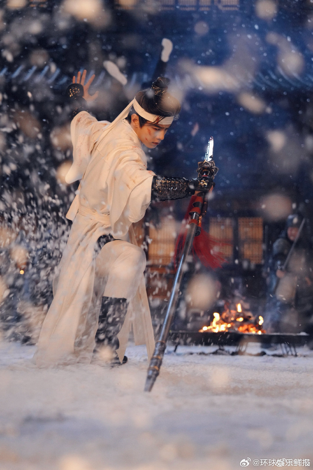 战损氛围感直接拉满，何与一镜到底打戏流畅又惊艳，白衣长枪在风雪里又美又飒，不得不