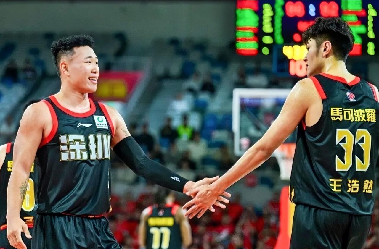 贺希宁：周队，深圳男篮这赛季要雄起啦？不但联赛成绩突出，双子星更是进入国家队。