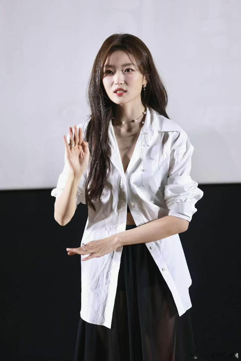 孙千衬衫原来还可以这样穿孙千衬衫底下全是腿慵懒与性感完美平衡，孙千衬衫原来还可以
