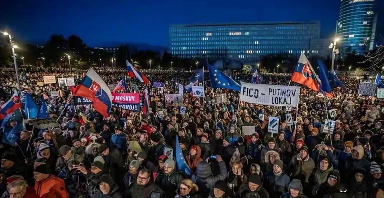 斯洛伐克全国暴怒！
数万人上街反菲佐，司法改革藏集权野心？
当地时间12月16日