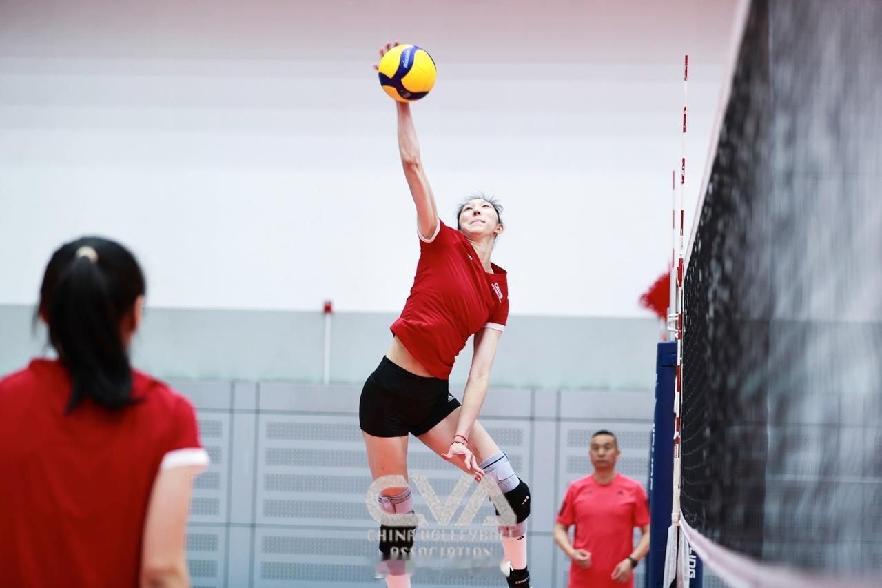 【国家女排练兵忙】第—批国家集训队的年轻队员，在赵勇教练的指导下，正在紧锣密鼓的