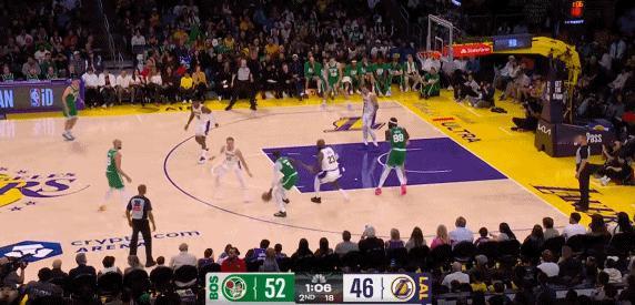 招牌！詹姆斯送布朗一记精彩的排球大帽！

在今天NBA常规赛湖人对阵凯尔特人的第