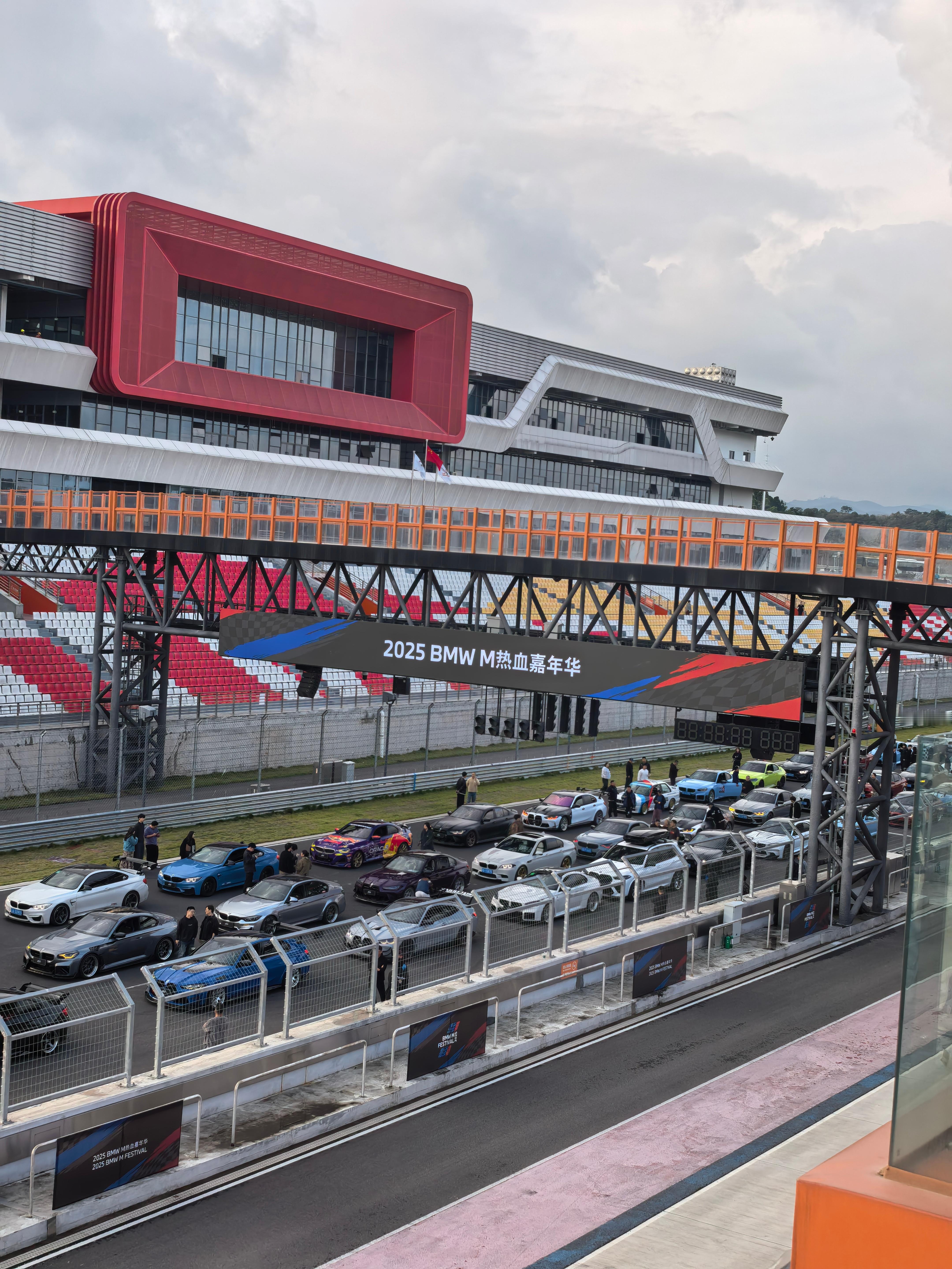 又是一年M嘉年华气氛真好，让人想买车[坏笑][坏笑][坏笑]所到既赛道 ​​​