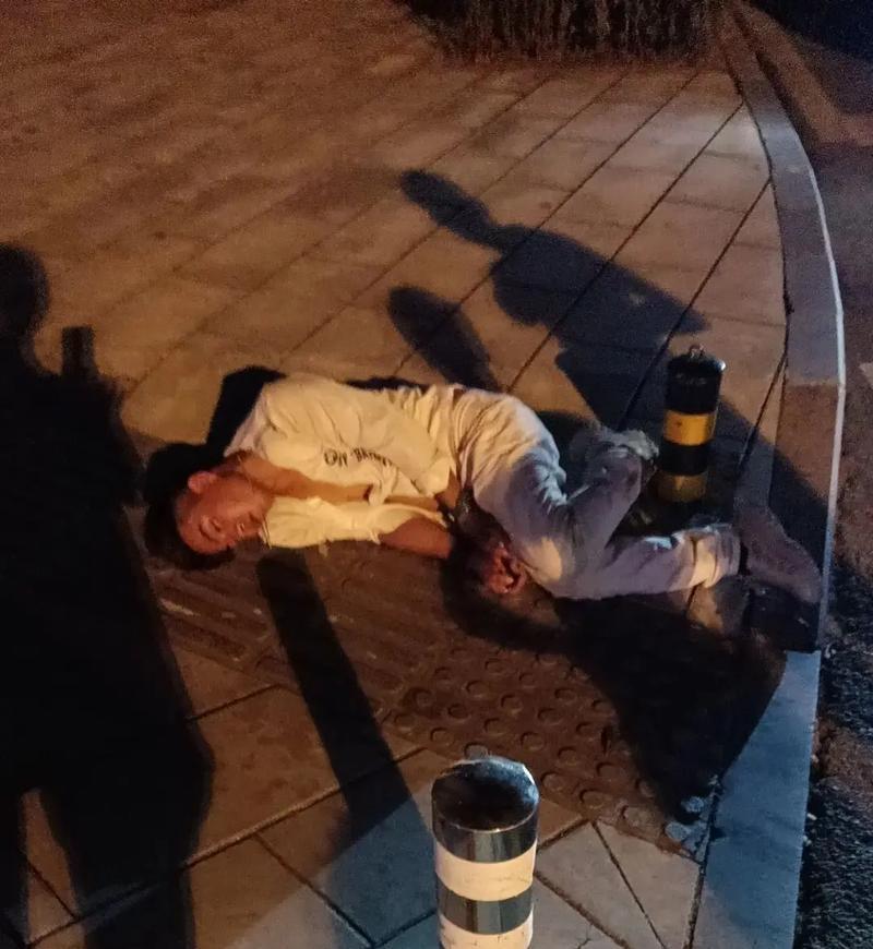 河南南阳，男子第一次当代驾，接单当晚，师傅把他送到餐饮店门口后离开，男子负责开车