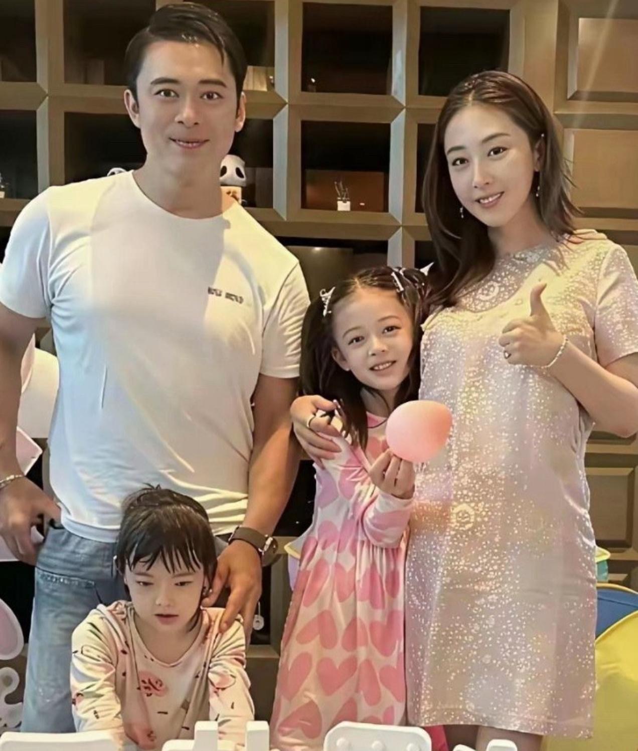 萌娃的颜值都遗传了妈妈的，难怪樊少皇要找这么漂亮的老婆，来改良基因。 ​​​