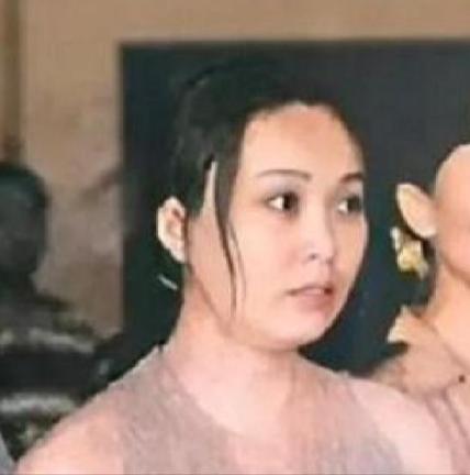 1999年，警方捣毁了位于北京朝阳区“七号别墅”的特大“淫窝”。然而，组织者的身