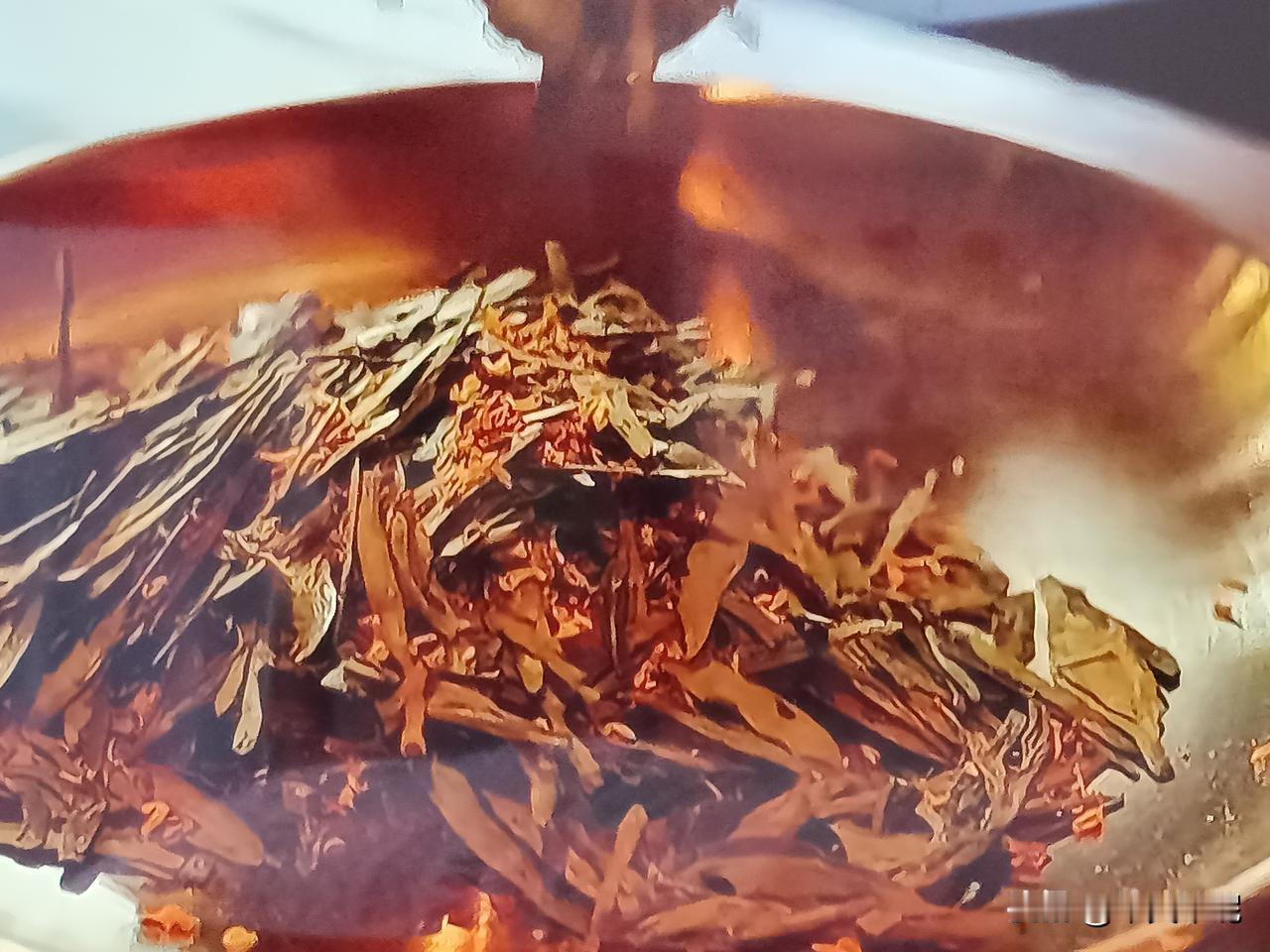 茶馆品茶

精致的紫铜茶叶盘子里，制作精良的绿茶隐隐飘香。好吧，给我们泡一壶“瓜