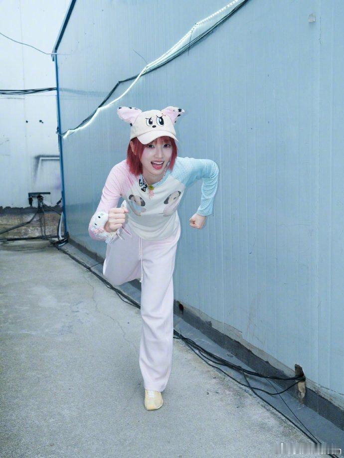 黄灿灿emo了但只会跳凑热闹黄灿灿emo版凑热闹少女感扑面而来，跳舞俏皮又元气，