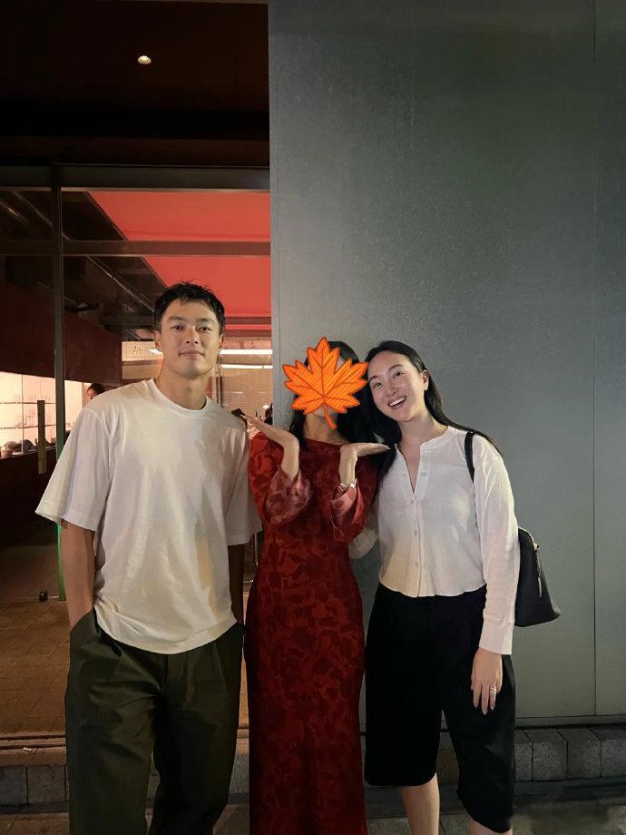 酒吧偶遇杨祐宁和老婆 网友酒吧偶遇杨祐宁和他老婆阿梅，状态真好！ 