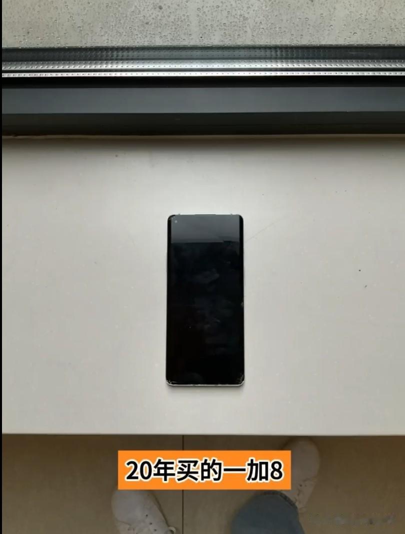 #助学金事件当事人回应电脑平板争议#那个贫困生符不符合规定我不清楚，但是从他自己