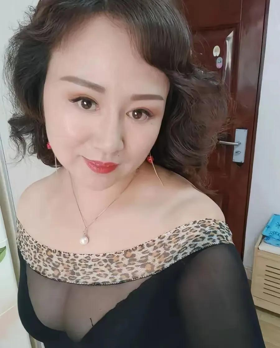 48岁的老美人还有吸引力吗?这个女人已经50多岁，眼睛炯炯有神，涂着淡淡的口红，