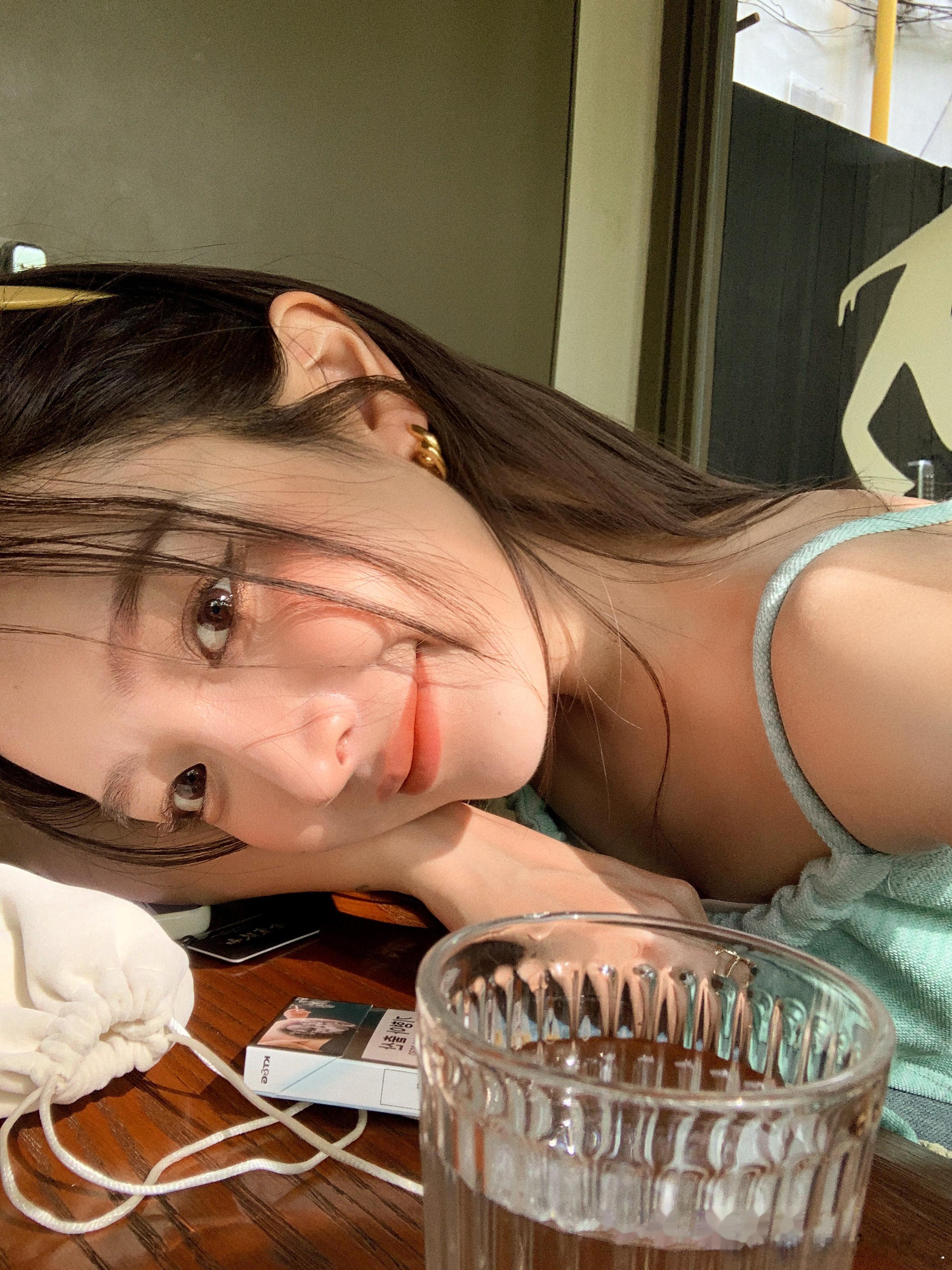 欢乐的下午茶时光！！ 🍺🍻👭果然和闺蜜在一起就没得烦恼～  ​​​