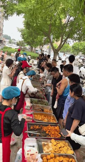 看现在的餐饮有多卷，星级酒店居然居然跑到路边卖快餐，如果全国酒店都出来参与摆摊，