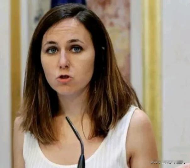 西班牙“我们能”党领导人伊奥内·贝拉拉宣称：

“内塔尼亚胡是 21 世纪的希特