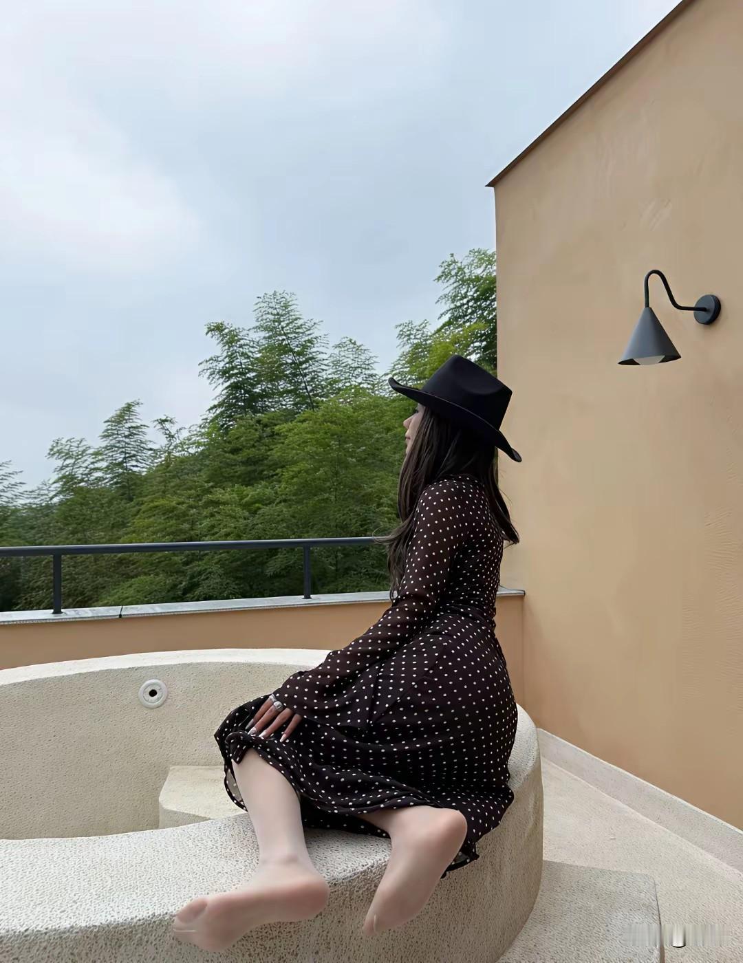 肉色丝袜裙搭黑色宽檐帽，这组合简直是午后悠闲时光的绝配。肉色丝袜不像黑色那么张扬