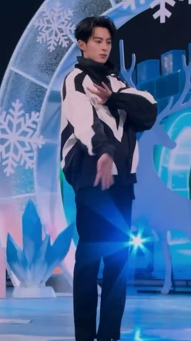 王鹤棣跳了高雅人士企鹅舞 这熟练度不像演的，王鹤棣你是真的会跳哈哈哈哈！ 