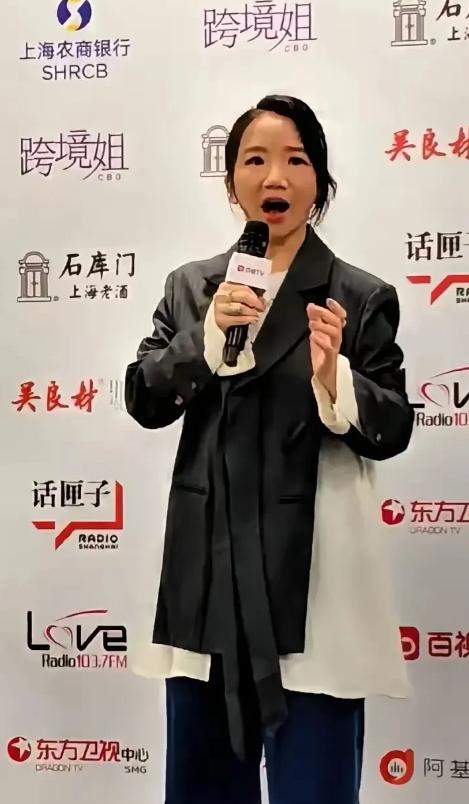 陶晶莹现在估计很懊悔，早知道不来大陆参加节目了。
刚在东方卫视亮相就被网友翻出辱