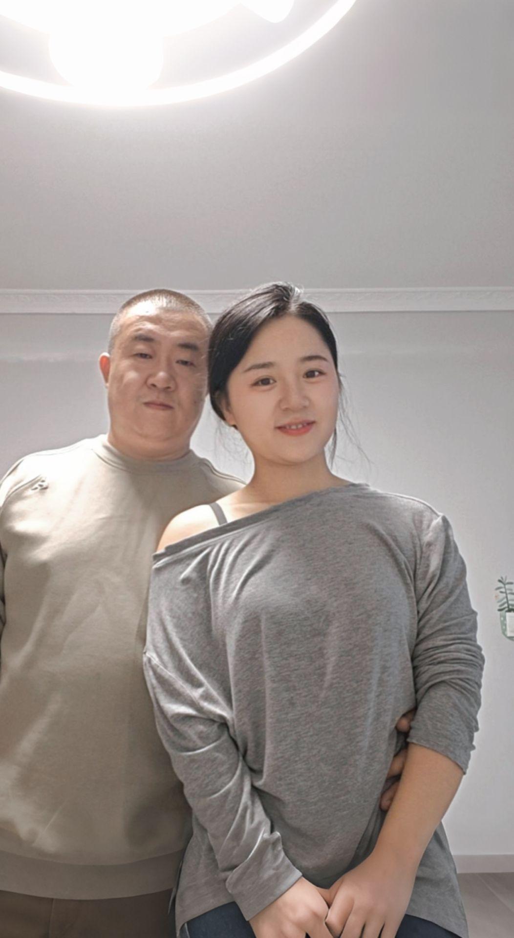 一个在外面咬牙赚钱撑家，一个在家咬牙带娃顾家，谁都没资格说累说倒下，我...