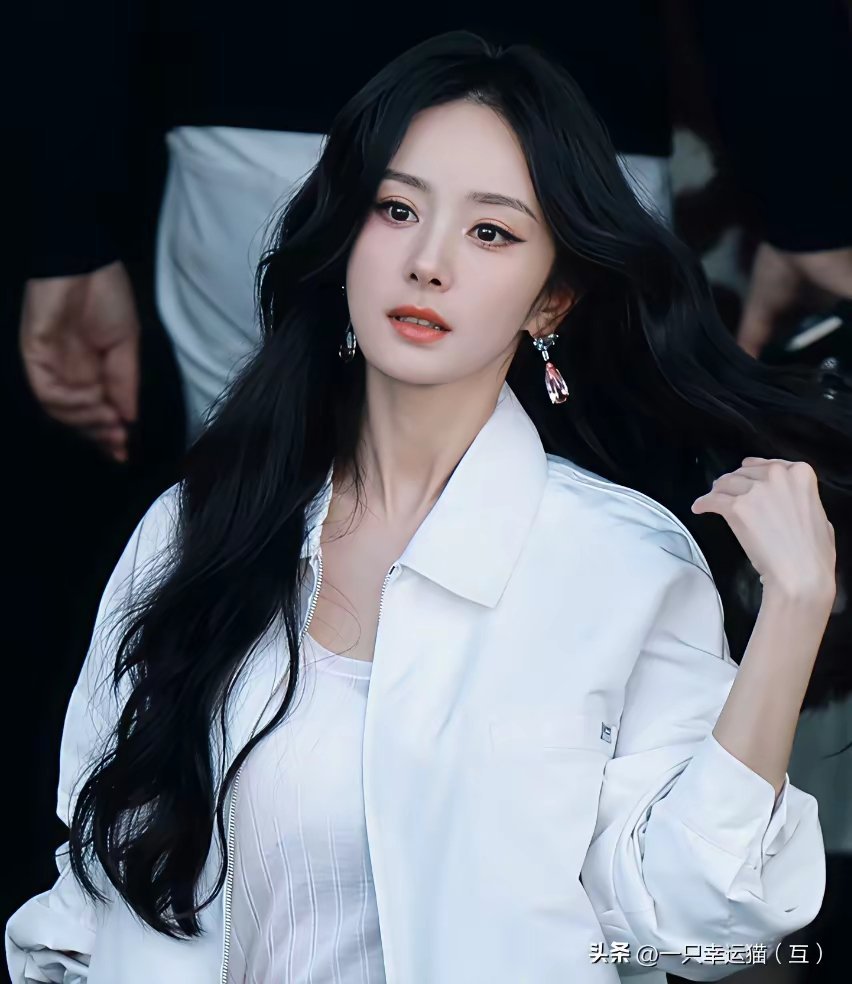 你可以说杨幂演技不好，也可以说杨幂不会为人处世，但杨幂有一个优点绝对是内娱独一份