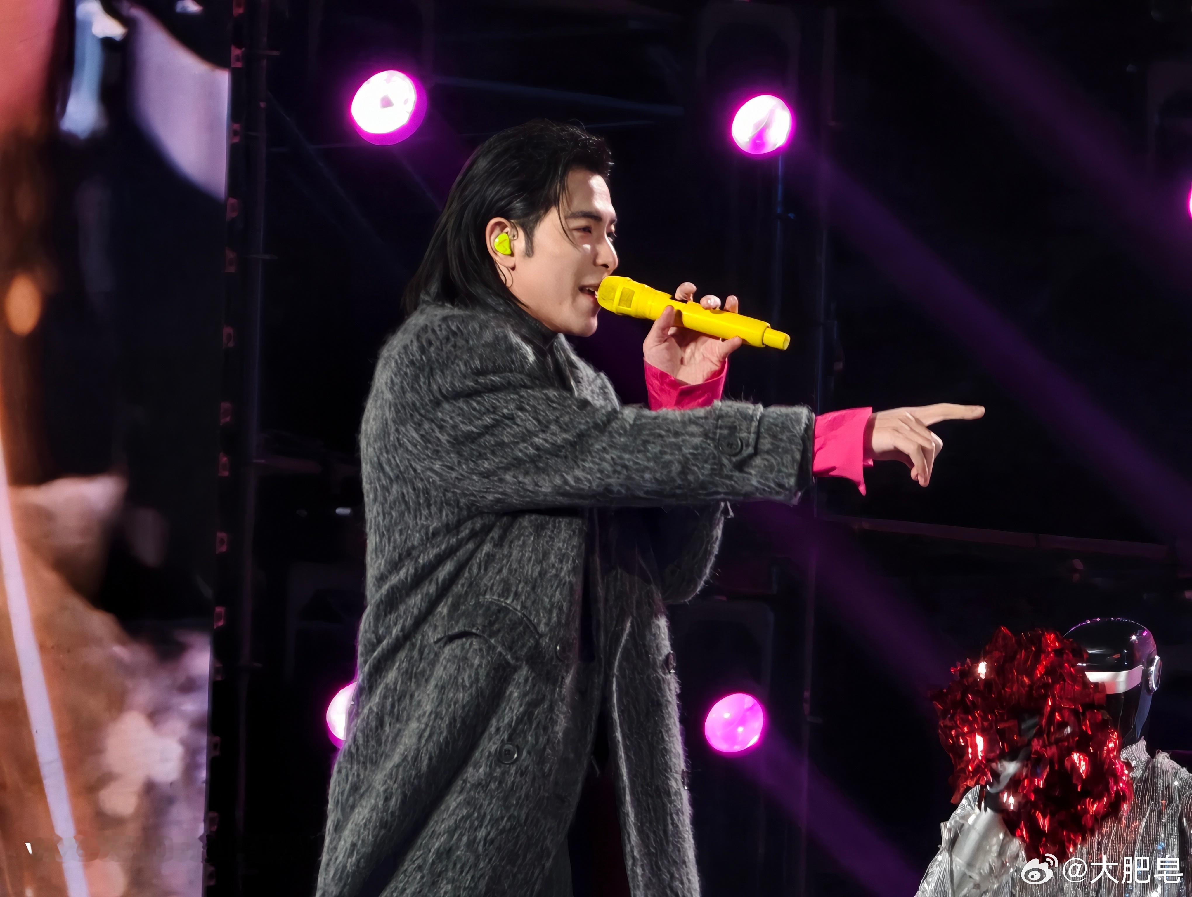 萧敬腾在看我！在指我！太帅了！萧敬腾