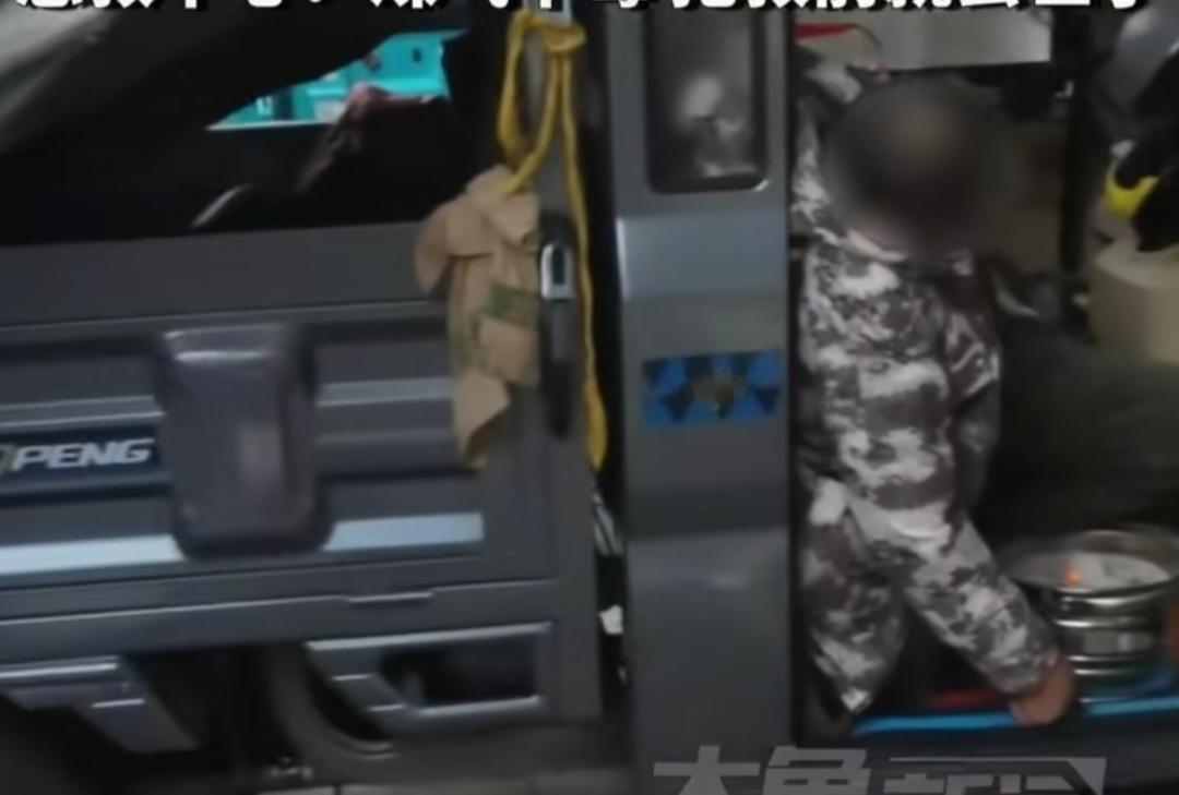 老人凌晨占位卖菜，车内烘炭取暖不幸中毒身亡！
12月11日，湖南祁阳一位老人早早