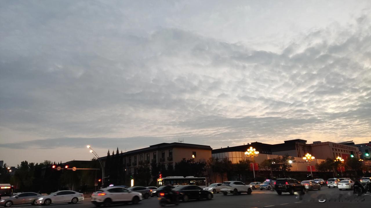 天空是美丽的。天空是多姿多彩的。特别是在晨曦微露，紫气东来，朝阳升起，艳阳高照的