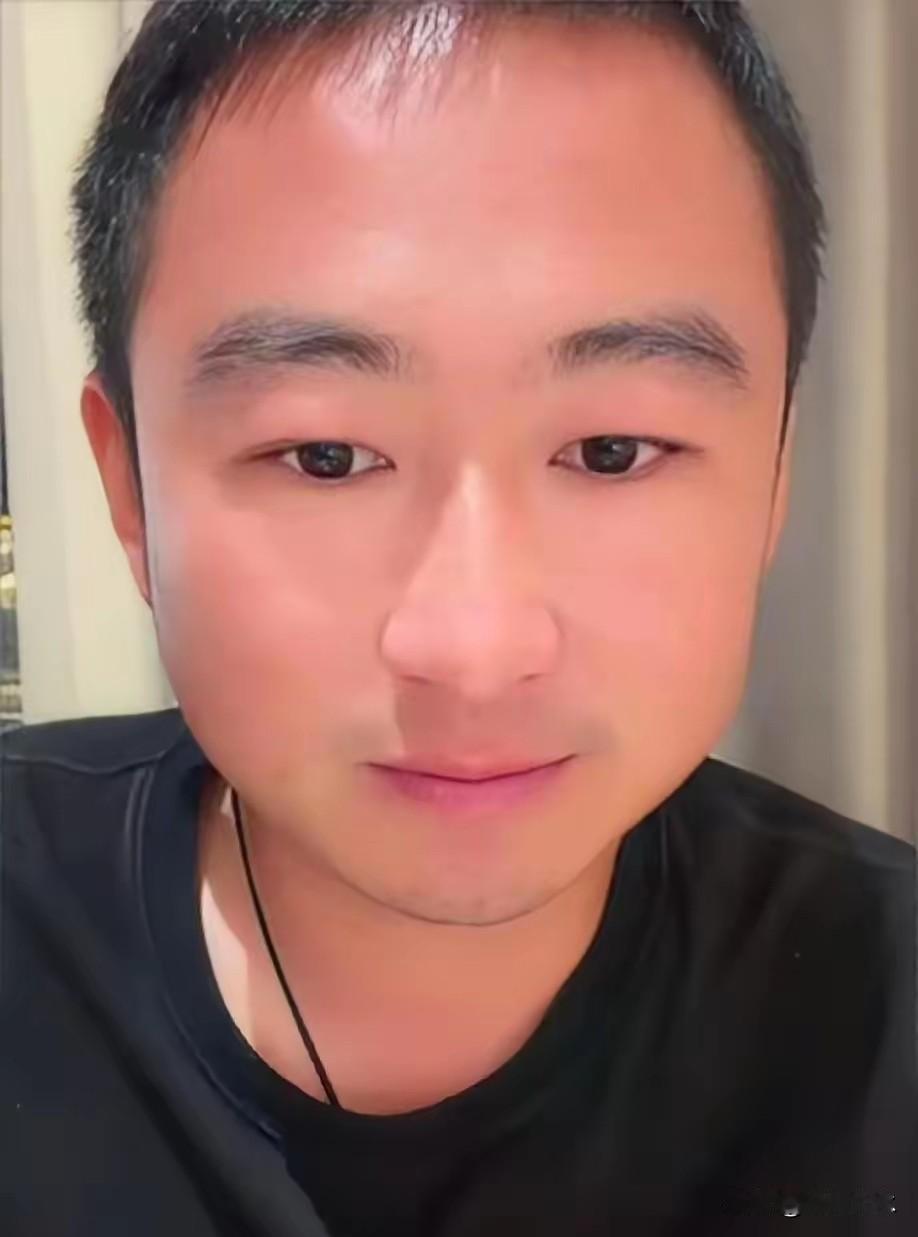 一个跨国婚姻走到尽头，在直播间里说出离婚的要求，触动了很多人的心弦。

小依在直