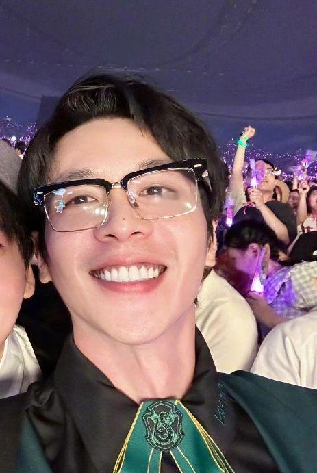 如果不是张若昀这一口整齐的大白牙，我还以为这是刘昊然呢 ​​​