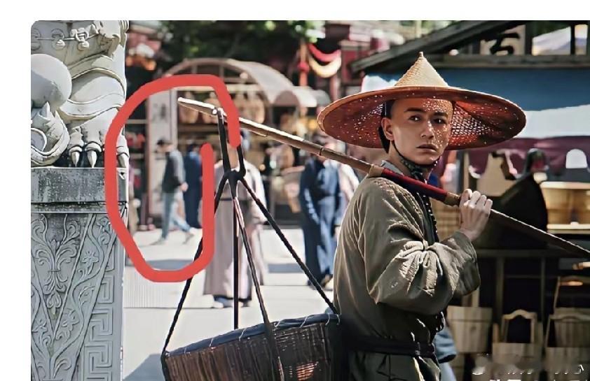 这个穿牛仔裤的人是穿越过去的吗？由陈晓主演，朱亚文出演的《大生意人》，演的不错，