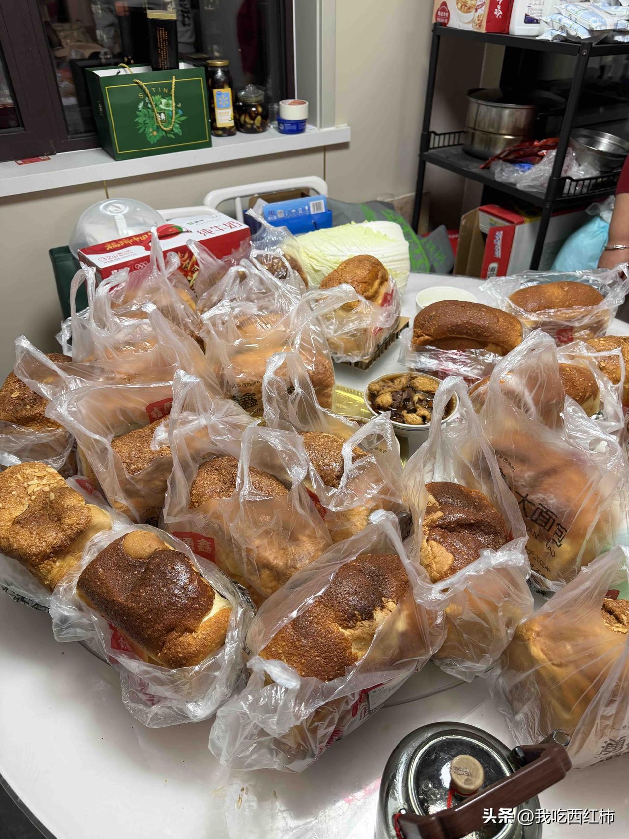 妈妈买了28个大面包
过年回赤峰之前，我和老公商量着给他家那边的亲戚带点大面包尝