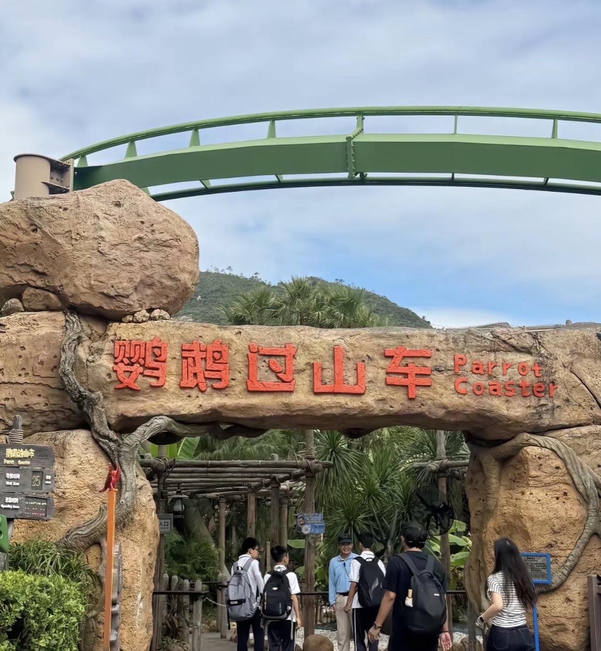 我老婆四十出头，月薪也就六千块，平时过日子特别节省。
昨天带孩子出去玩，孩子想坐